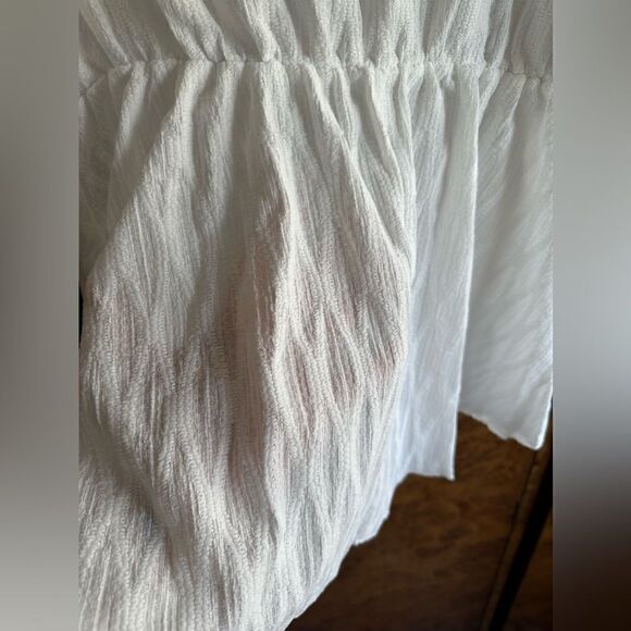 White blouse  - Picture 2 of 8